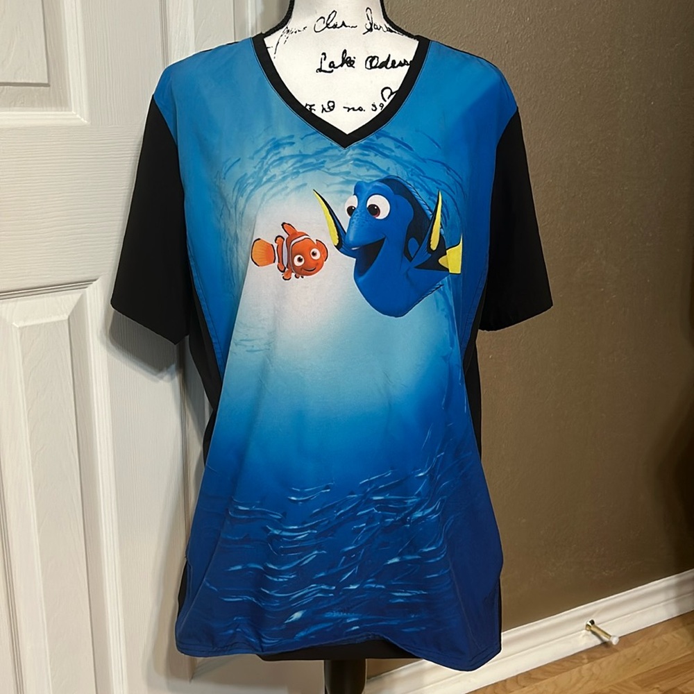 Disney Dory and Nemo V-Neck Print Scrub Top